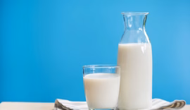 Beber leite todo dia realmente fortalece os ossos? Nutris explicam