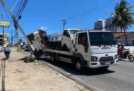 Baú de caminhão tomba e atinge poste na Avenida Juca Sampaio