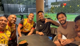 Vini Jr. faz resenha em mansão no Rio com famosos antes de se apresentar na seleção