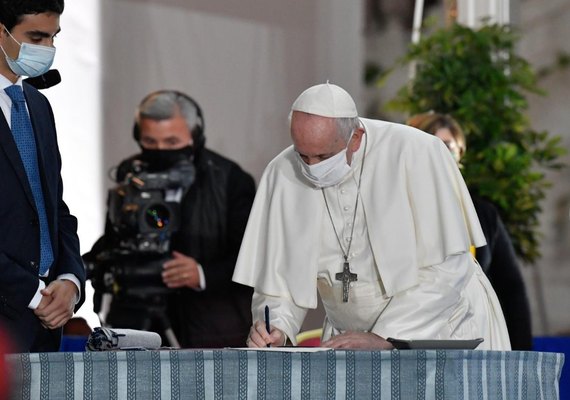 Papa Francisco usa máscara pela primeira vez em público