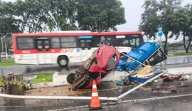 Carro derruba poste e destrói ponto de ônibus em avenida de Maceió