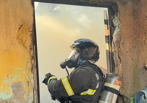 Bombeiros se mobilizam para apagar incêndio em residência em Arapiraca