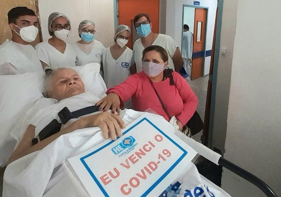 Idosa de 75 anos vence a Covid-19 após ficar meses internada no HEA