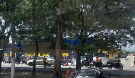 Caminhão desgovernado atinge carros e motos no Santos Dummond
