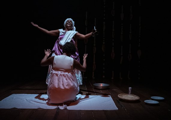 Espetáculo teatral gratuito aborda a criação do mundo a partir da visão de religiões de matriz africana