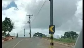 Vídeo: motorista registra postes no meio da pista em rodovia de AL