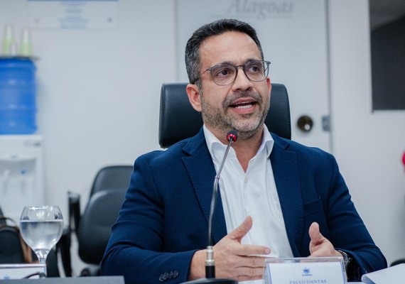 Governador de AL anuncia antecipação do 13º salário dos servidores em 2024