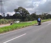 Idoso morre após colisão frontal entre carro e triciclo na BR-104, em Rio Largo