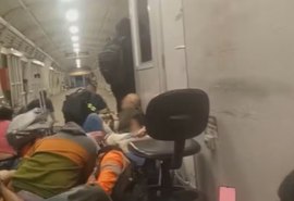 Vídeo: passageiros oram deitados em estação do BRT, no Rio de Janeiro, sob intenso tiroteio