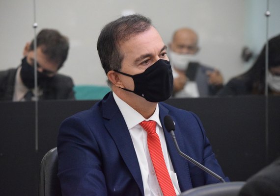 Deputado denuncia prefeito de Canapi por descumprimento de legislação