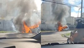 Veículo fica em chamas e sofre perda total no meio da rua no Salvador Lyra
