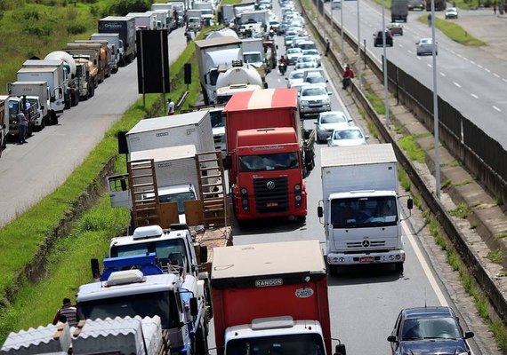 Greve dos caminhoneiros perde força, mas deixa perda que supera 75 bilhões