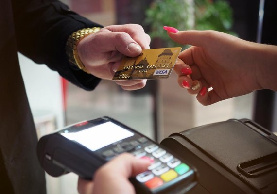 Saiba como evitar cair no golpe da maquininha de cartão de crédito