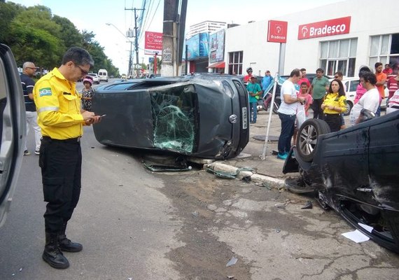 Dois carros colidem e capotam na Avenida Fernandes Lima