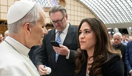 Papa Leão XIV nomeia primeira mulher leiga como chefe de Comunicação do Vaticano
