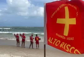 Seis resgates em 30 minutos: Guarda-vidas evitam nova tragédia no Francês, em Alagoas