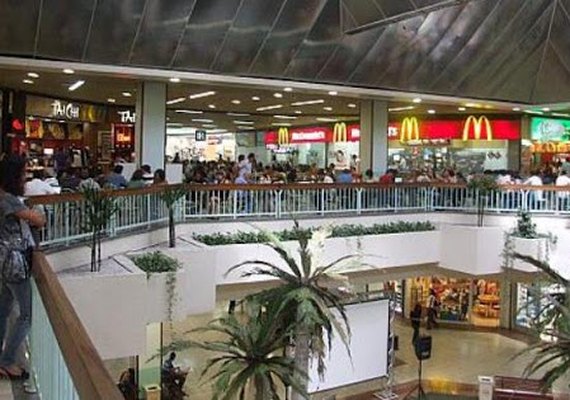 Shoppings e bares esperam reabrir no próximo final de semana