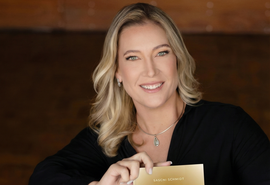 Saschi Schmidt transforma vivências pessoais em escrita, fé e ações voltadas ao desenvolvimento humano