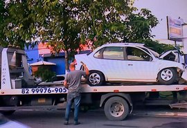Motorista de aplicativo cochila e bate em árvore no Tabuleiro