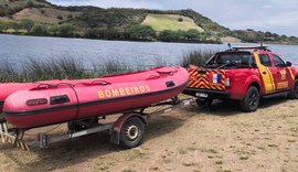 Pescador naufraga após ondas afundarem barco; bombeiros fazem busca