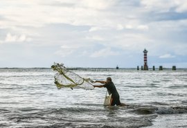 Pescadores voltam a pescar camarões no mar de Maceió