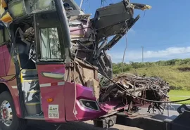 Batida entre ônibus de sacoleiros e caminhão mata 2 e fere mais de 40