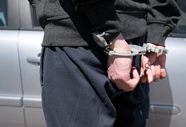 Homem é preso em flagrante após oferecer R$ 4 para criança em troca de um beijo