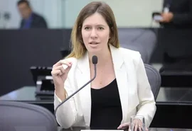 Cibele Moura reage à aprovação automática em colégio militar