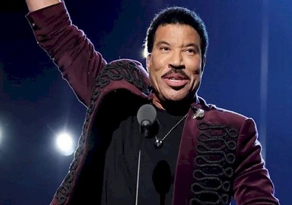 Lionel Richie é internado na UTI após passar mal durante show nos Estados Unidos