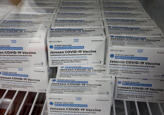 Novo lote com 300 mil doses da vacina da Janssen chega ao Brasil