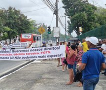 Demitidos do Hospital Veredas fecham Av. Fernandes Lima e cobram pagamentos de direitos trabalhistas