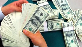 Dólar cai pela terceira vez seguida e fecha em R$ 4,67