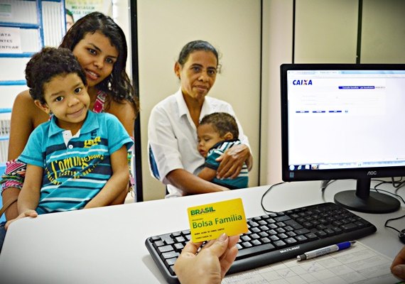 Parcela de fevereiro do Auxílio Brasil começa a ser paga nesta segunda (14)