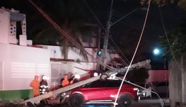 Rua no bairro do Farol é interditada após carro derrubar poste
