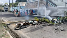 Moradores do Bom Parto fecham a rua em protesto por causa da falta de água