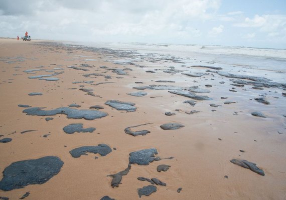 Marinha finaliza limpeza de manchas de óleo no litoral cearense