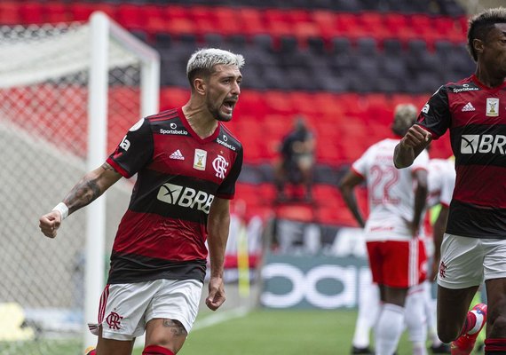Flamengo vence Internacional e assume liderança do brasileiro