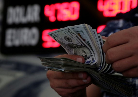 Dólar oscila entre estabilidade e alta contra real