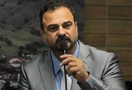 Ex-prefeito de Maribondo é autuado após atirar diversas vezes dentro de condomínio