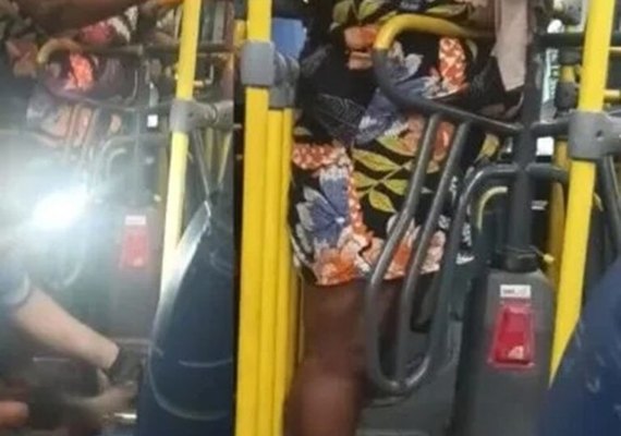 Mulher obesa fica presa em catraca de ônibus por mais de duas horas