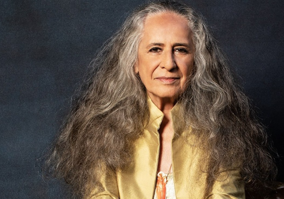 Maria Bethânia chega aos 80 anos como referência da música brasileira