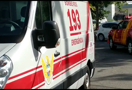 Acidente na Fernandes Lima deixa uma pessoa presa às ferragens