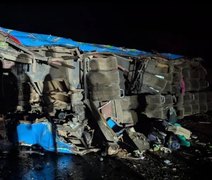 Capotamento de ônibus escolar mata 20 crianças em Uganda