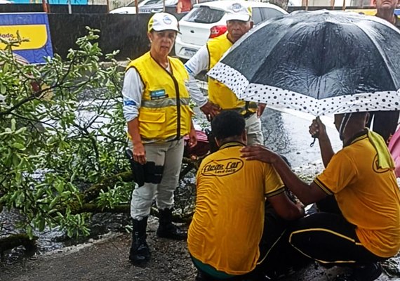 Ronda no Bairro socorre jovem atingida por galho de árvore em Maceió