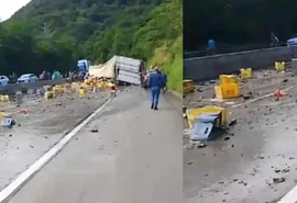 Carreta com carga de cerveja tomba na BR-101 e parte da carga é saqueada