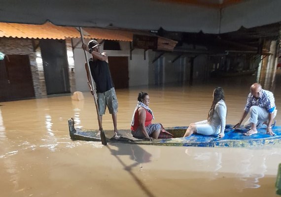 VÍDEO: após transbordamento da Lagoa Mundaú, moradores do Pontal da Barra ficam ilhados