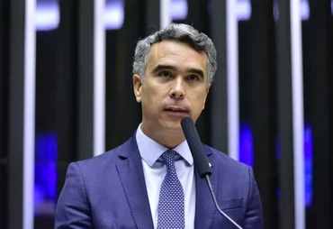 Rafael Brito defende fim da escala 6x1 e pressiona debate