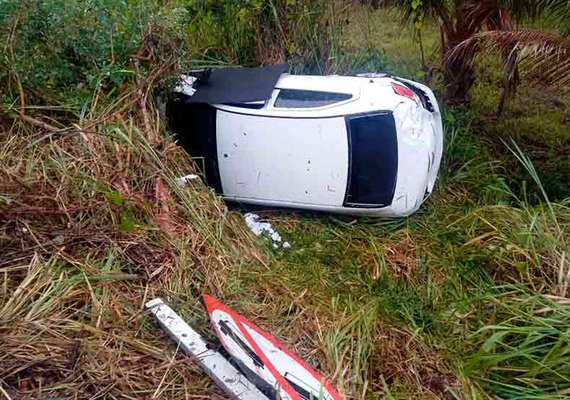 Mulher gestante fica levemente ferida após carro sair da pista na BR-104