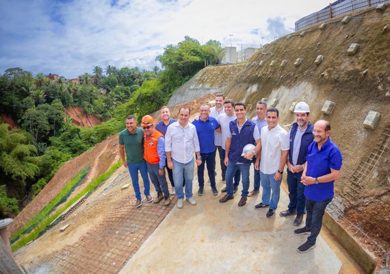 “O Governo do Estado precisa fazer sua parte”, dispara JHC durante inspeção às obras de contenção de encostas em Maceió