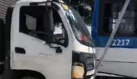 Caminhão colide com poste e atinge carro na Avenida Fernandes Lima, em Maceió